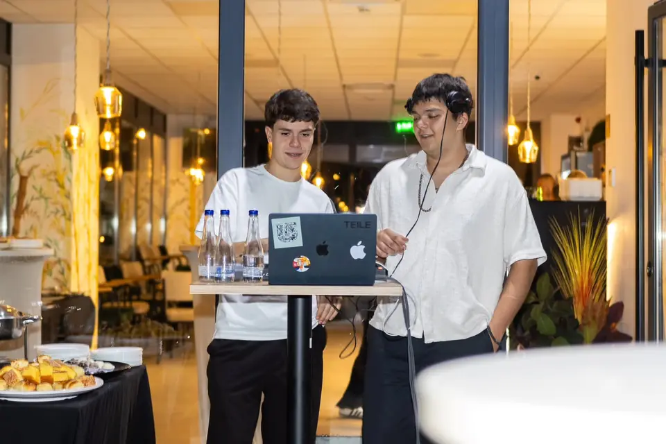 Guests at the Pozitiva Bar opening, photo 4